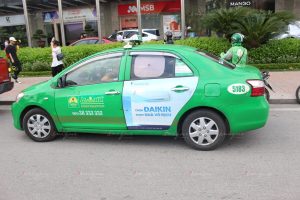 quảng cáo trên xe taxi