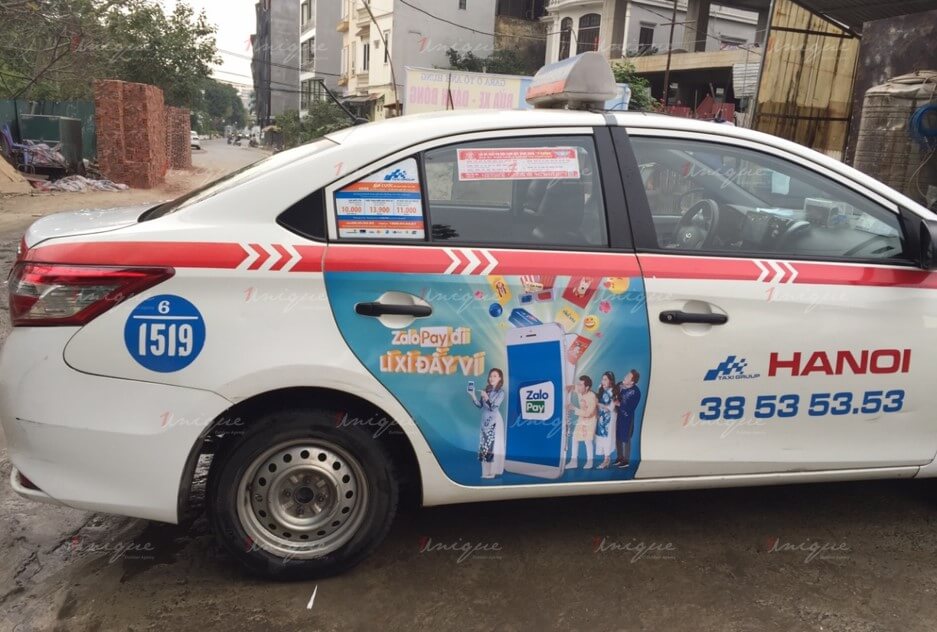 quảng cáo trên xe taxi