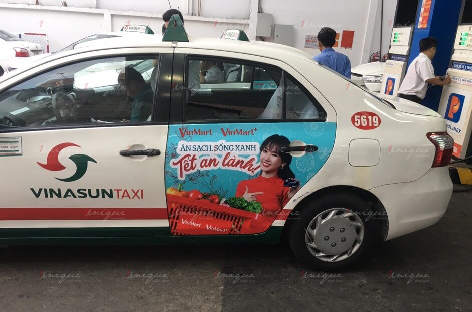 quảng cáo trên xe taxi