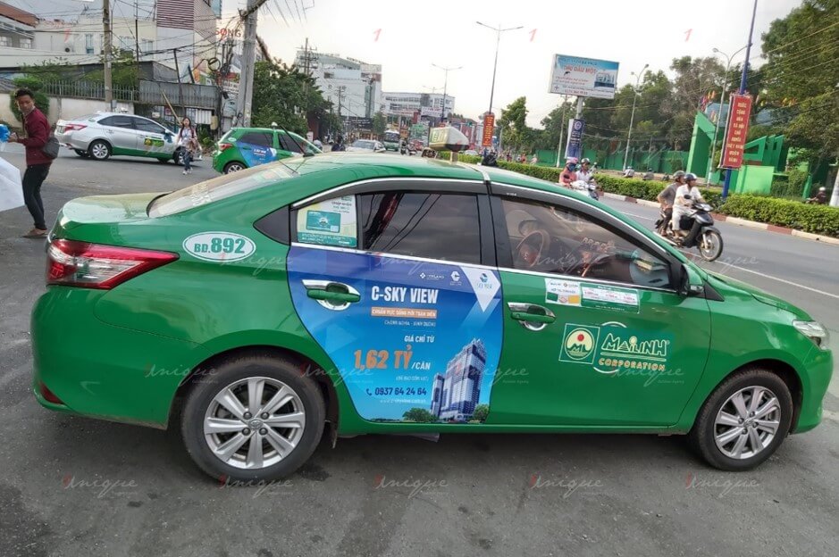 quảng cáo trên xe taxi