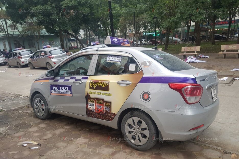 quảng cáo trên xe taxi