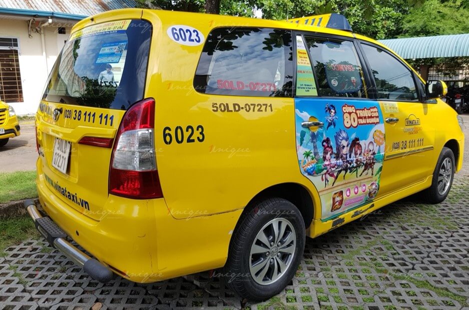 quảng cáo trên xe taxi