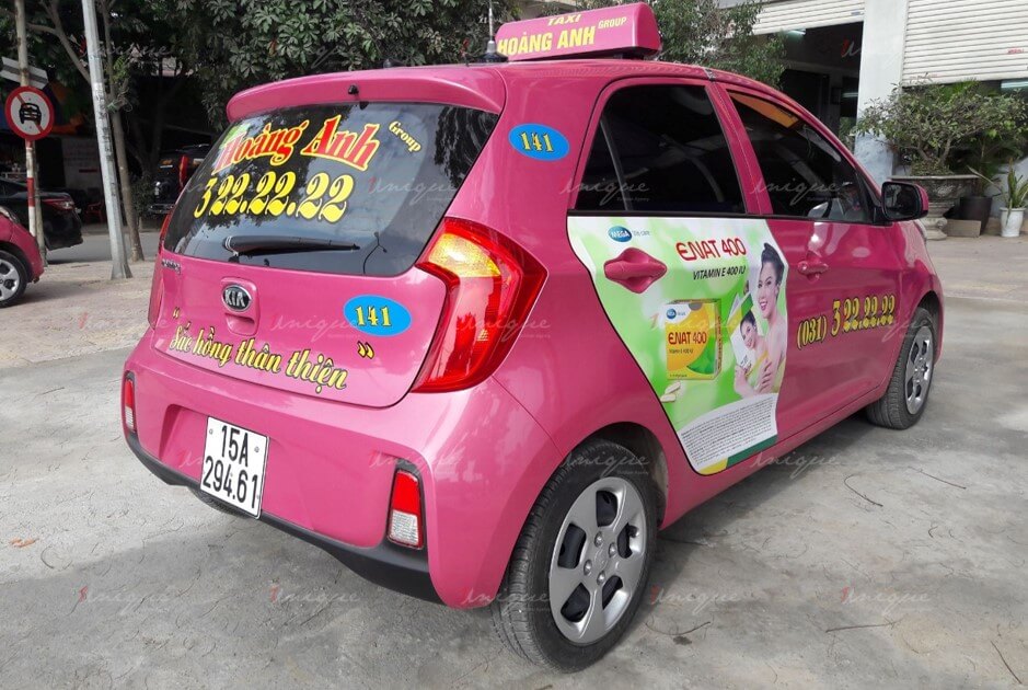 quảng cáo trên xe taxi