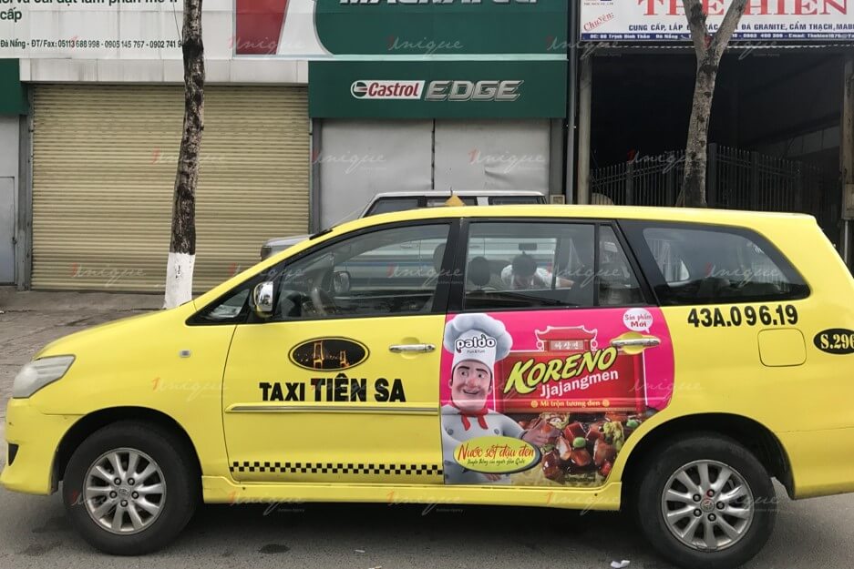 quảng cáo trên xe taxi